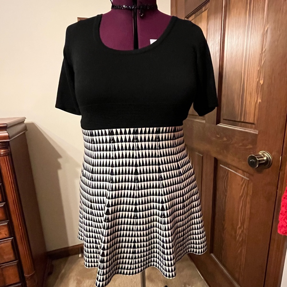 XL knit geometric black and white knee-length dress